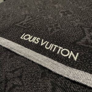 Louis Vuttion Monogram Eclipse Scarf